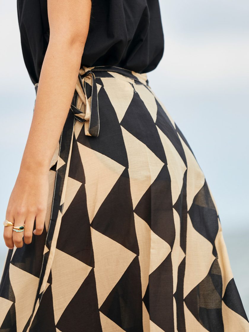 falda cruzada estampado geometrico