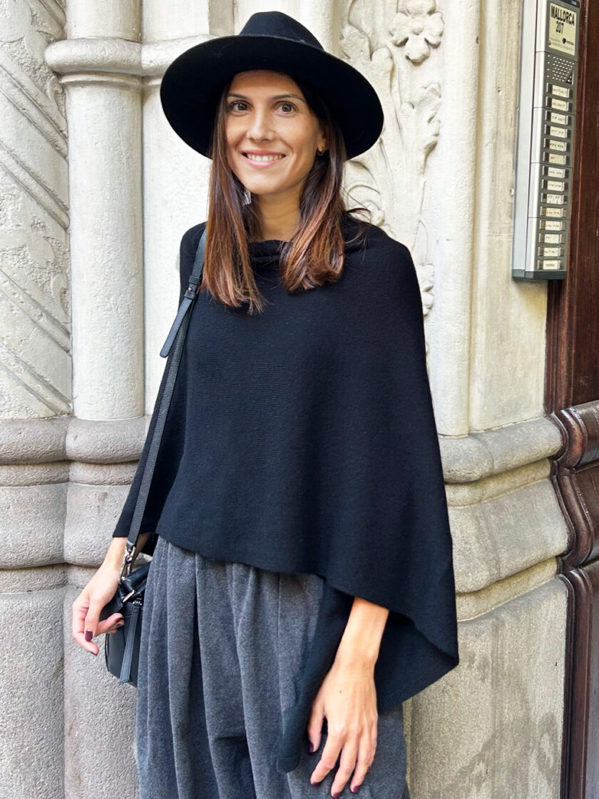 Ava cashmere poncho black