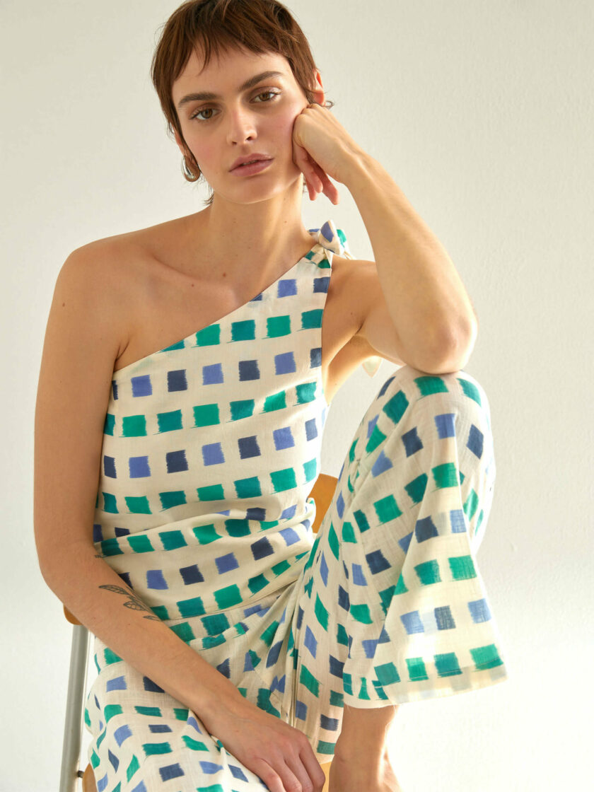 Asymmetric Chess Top
