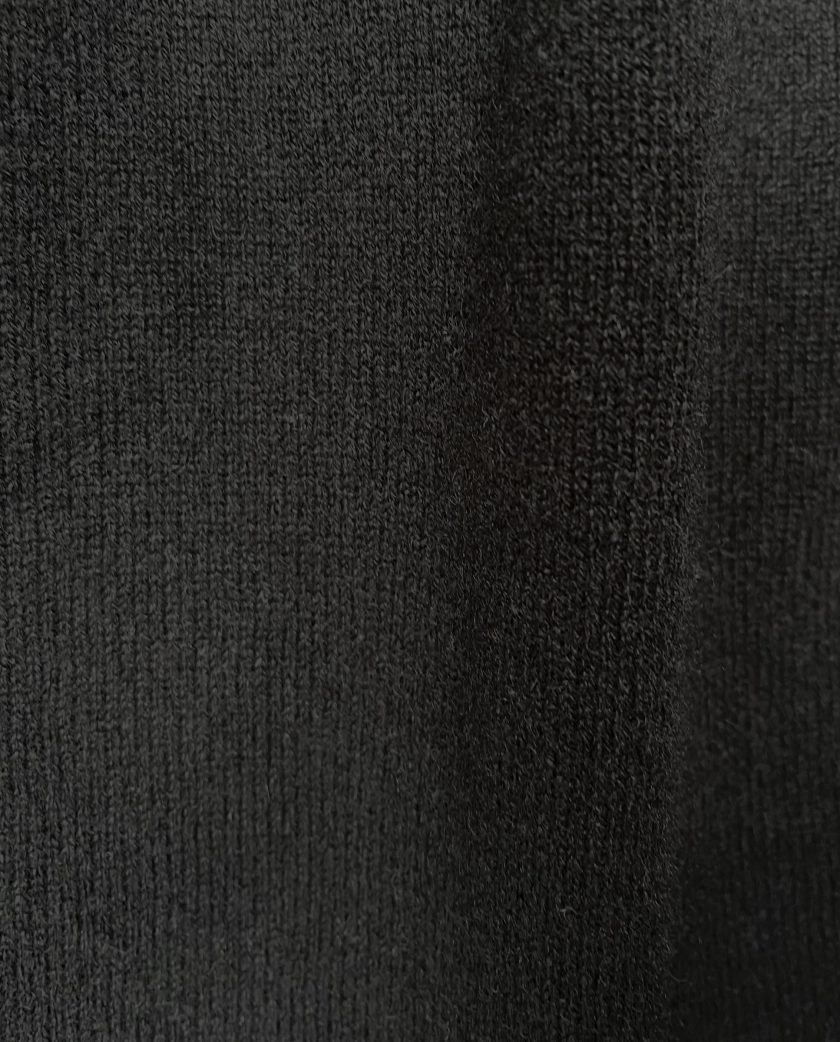 close-up-jersey-negro-cashmere