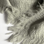 Chal cashmere con flecos gris